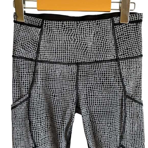 Lululemon Outrun Tight Size 4 Fall Net White Black / Black - Picture 4 of 14